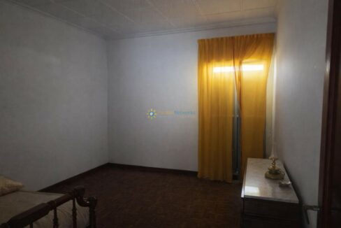 Habitación luminosa con cortinas amarillas