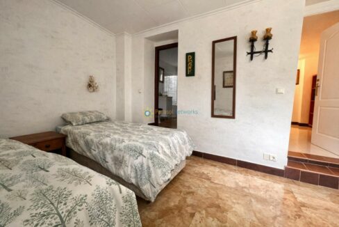 Habitación luminosa con dos camas