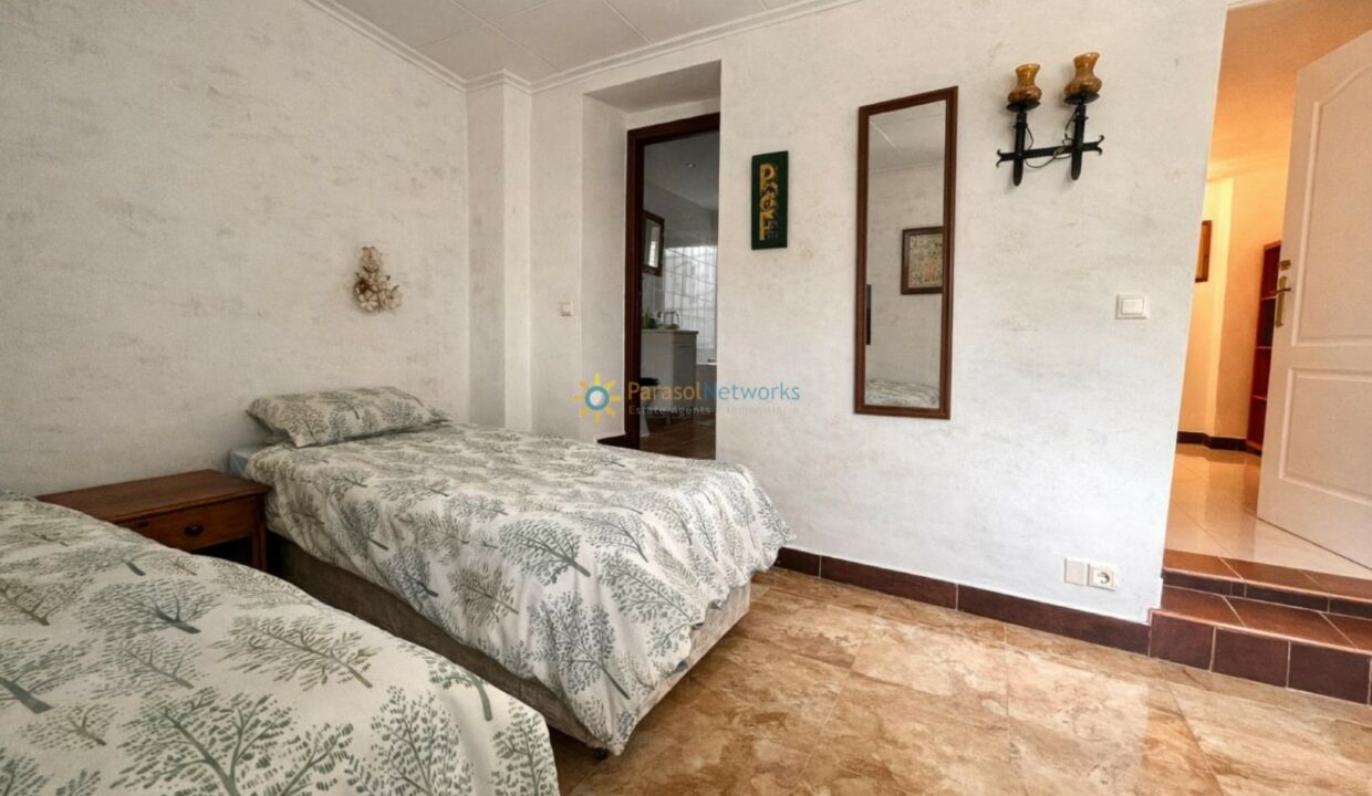 Habitación luminosa con dos camas