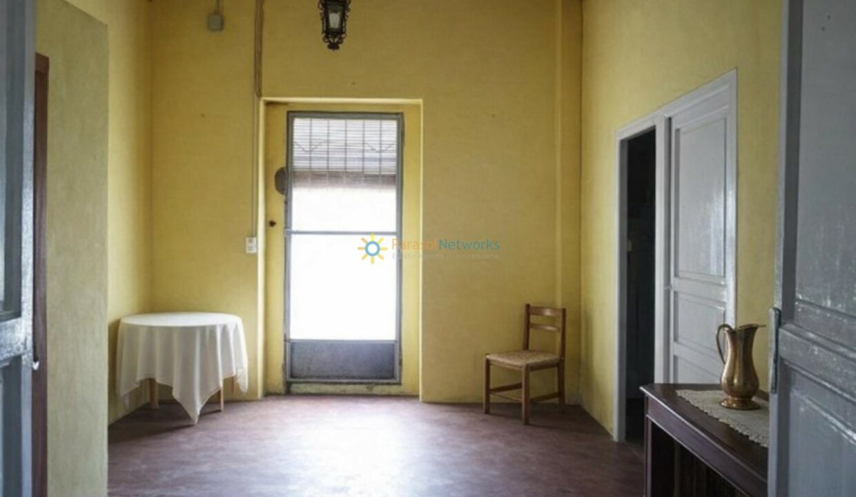 Habitación luminosa con muebles sencillos(1)