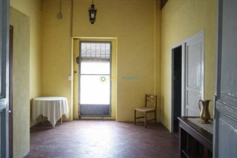 Habitación luminosa con muebles sencillos(1)