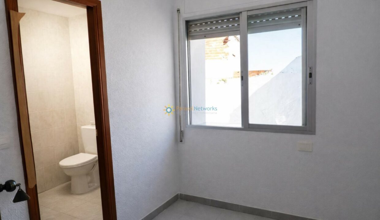 Habitación luminosa con ventana y baño