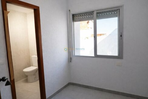 Habitación luminosa con ventana y baño