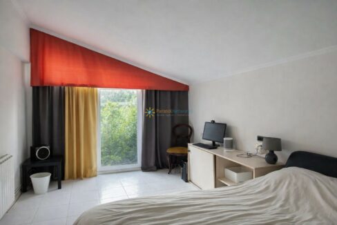 Habitación luminosa con vistas al jardín