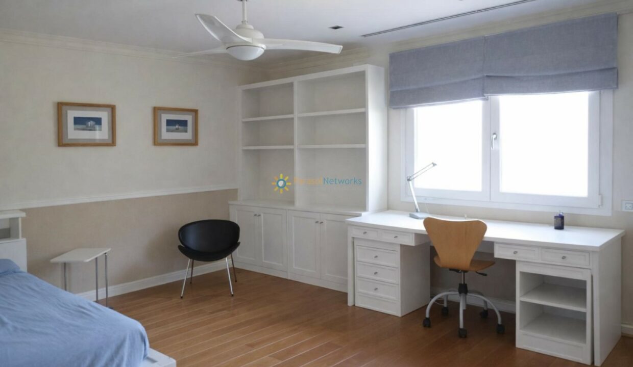 Habitación luminosa y ordenada