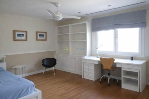 Habitación luminosa y ordenada