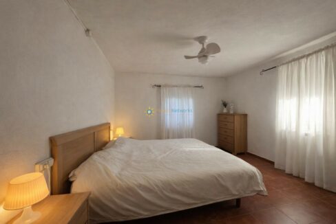 Habitación luminosa y ordenada