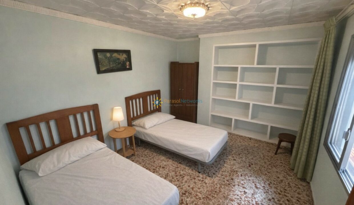 Habitación luminosa y ordenada con camas