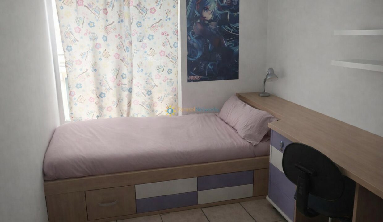 Habitación minimalista con anime decorativo