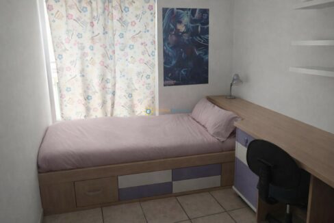 Habitación minimalista con anime decorativo