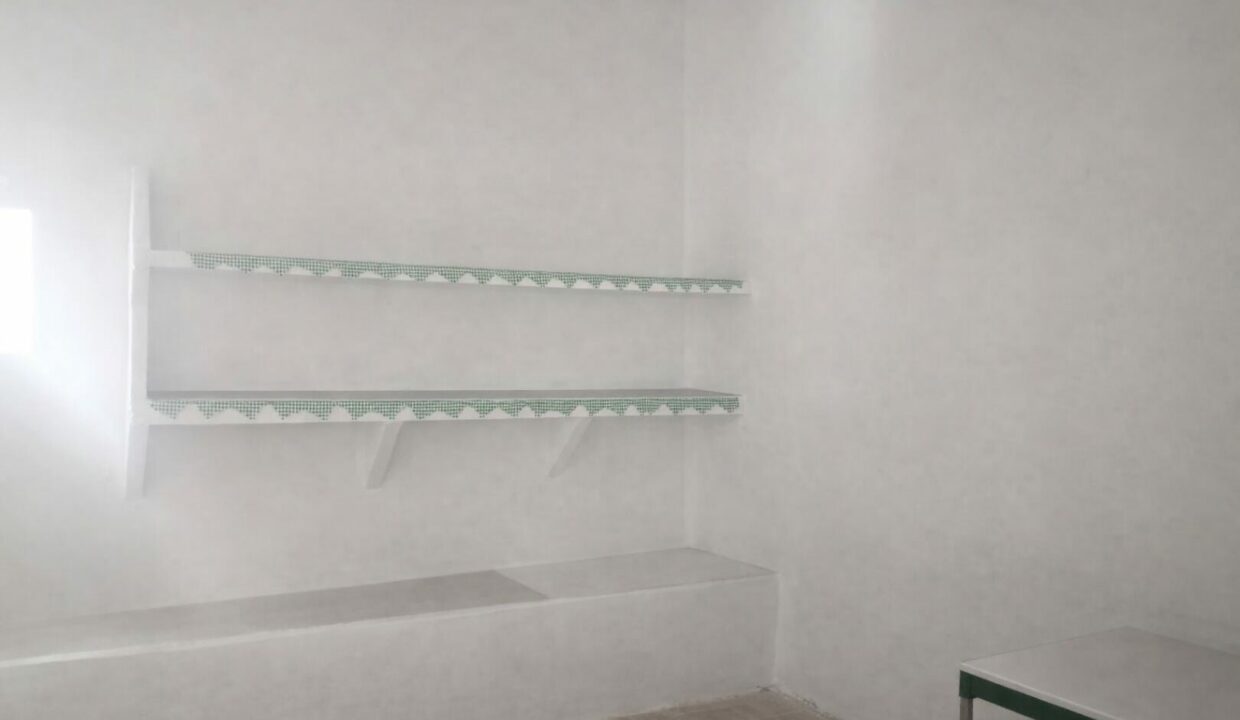 Habitación minimalista con estanterías blancas (1)