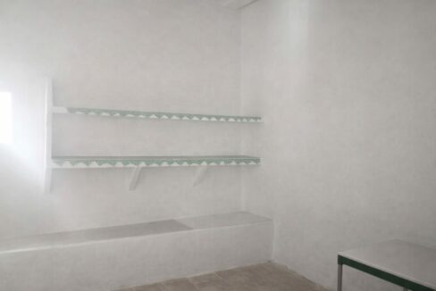 Habitación minimalista con estanterías blancas (1)