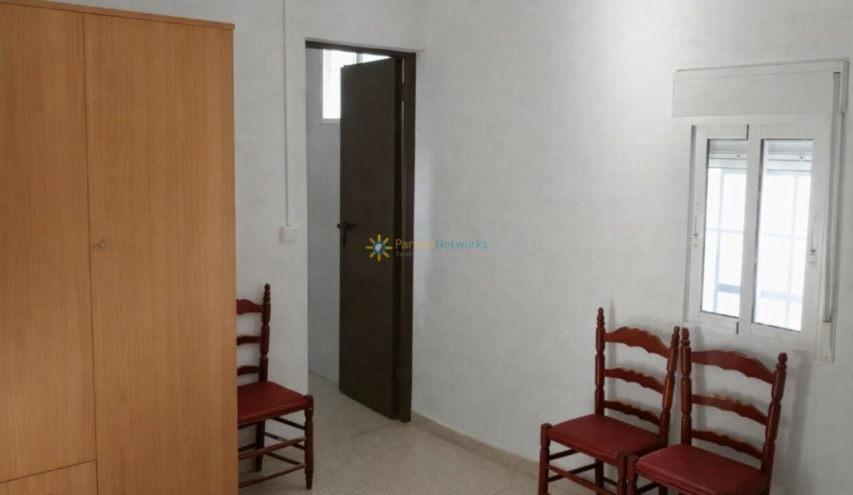 Habitación minimalista con muebles de madera