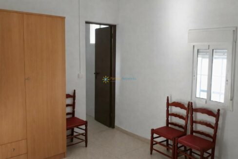 Habitación minimalista con muebles de madera