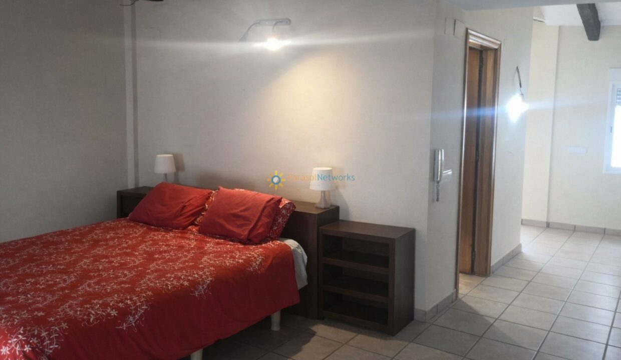 Habitación minimalista con pasillo sencillo