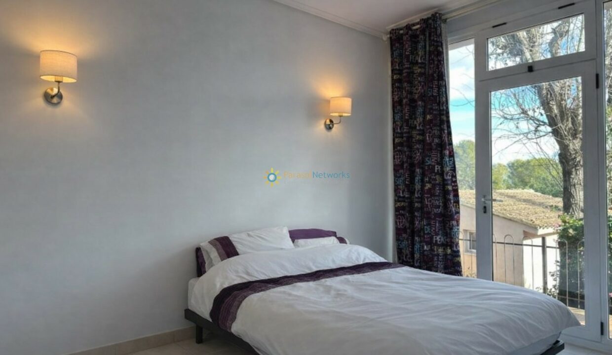 Habitación minimalista con vistas al balcón