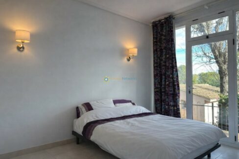 Habitación minimalista con vistas al balcón