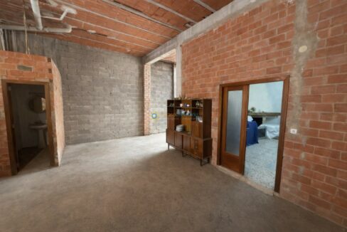 Habitación minimalista en proceso de acabado