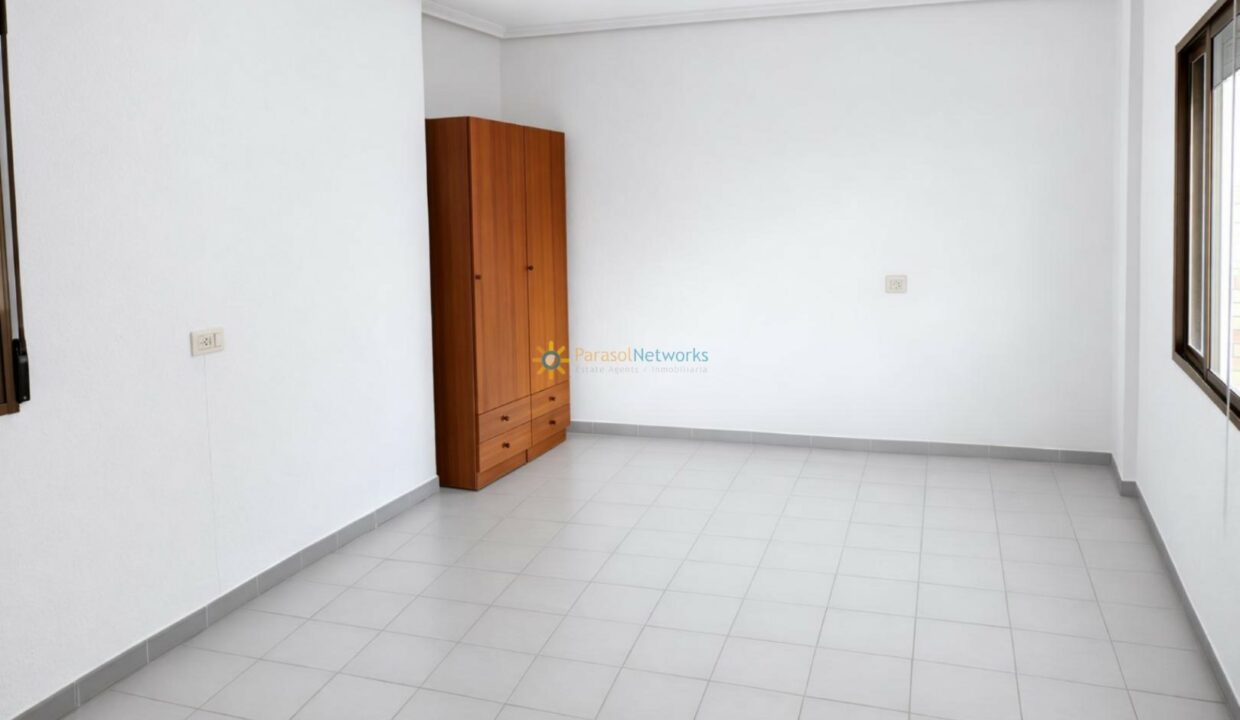 Habitación minimalista luminosa y vacía