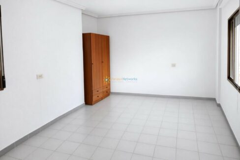 Habitación minimalista luminosa y vacía