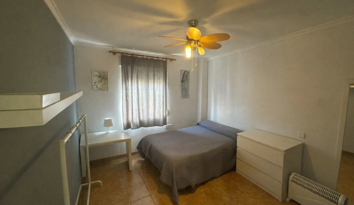 Habitación minimalista y cálida