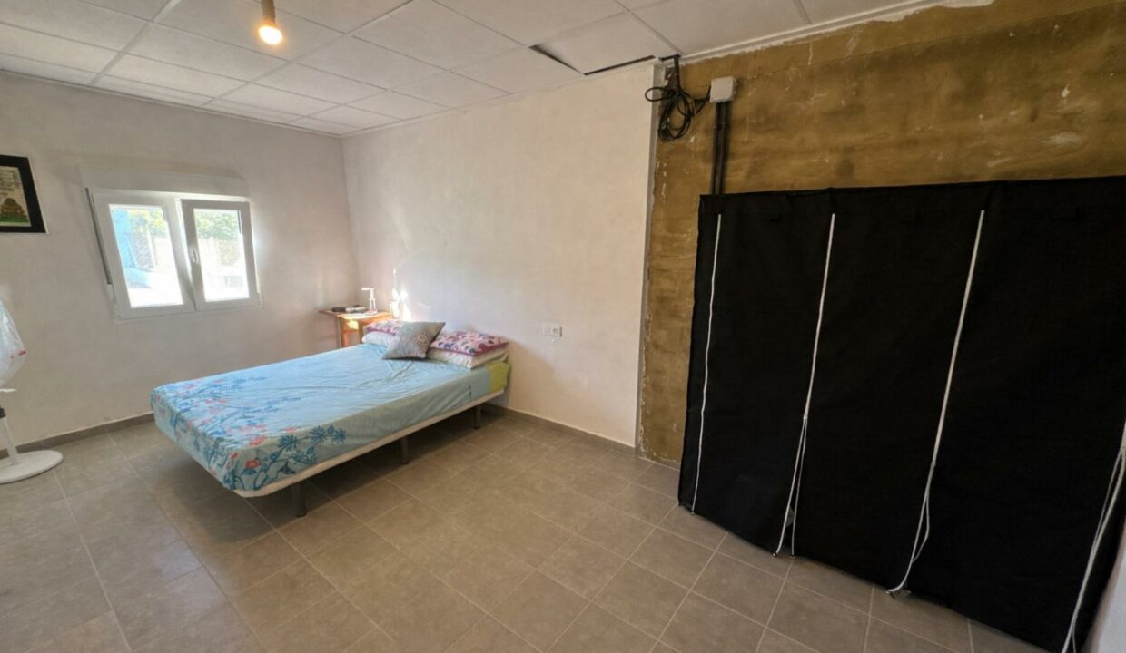 Habitación minimalista y luminosa