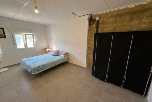 Habitación minimalista y luminosa