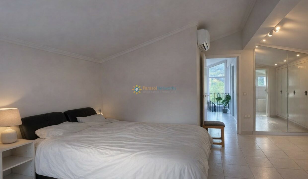 Habitación moderna con balcón iluminado