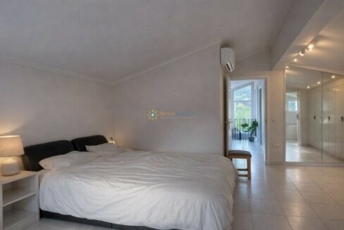 Habitación moderna con balcón iluminado