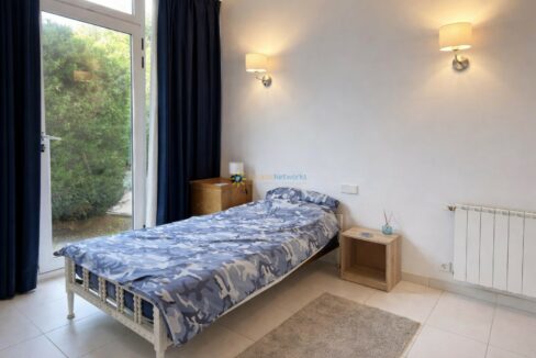 Habitación moderna con cama camuflada