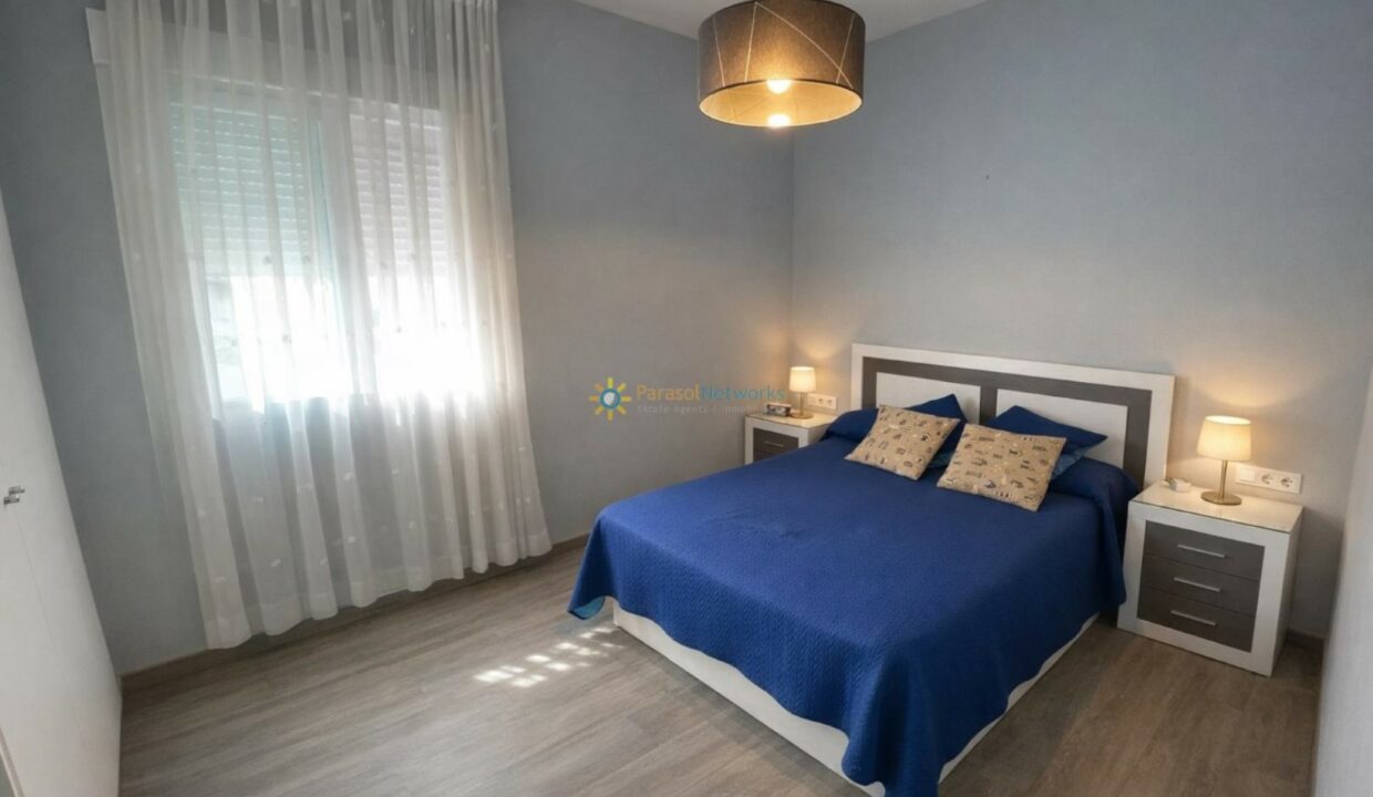 Habitación moderna con cama y detalles azules