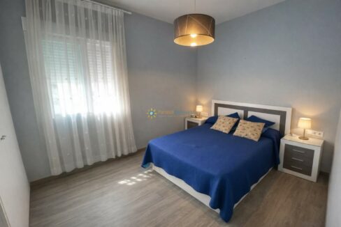 Habitación moderna con cama y detalles azules