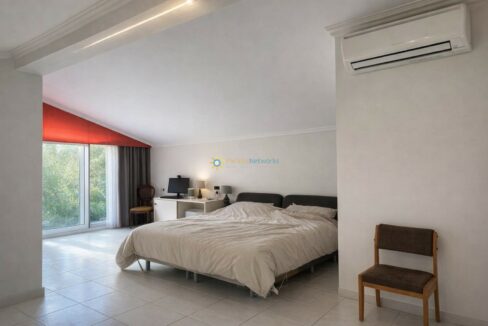 Habitación moderna con toques rojos