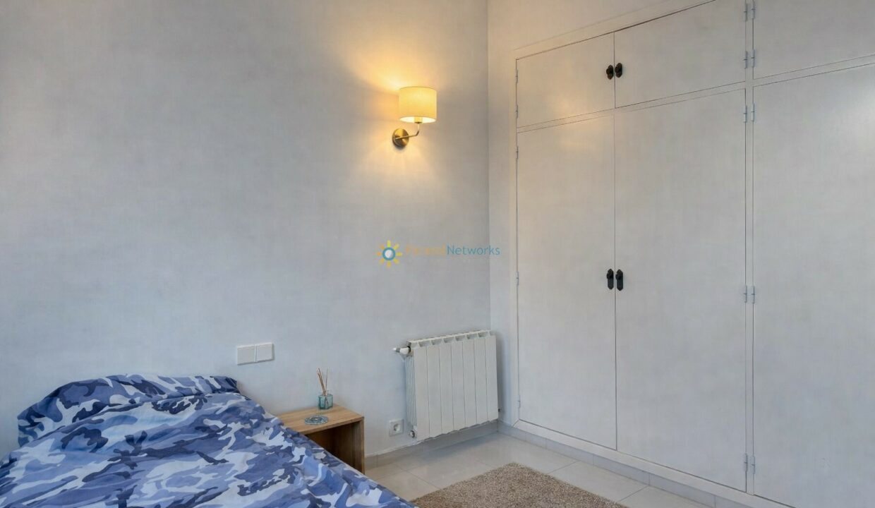 Habitación moderna y luminosa