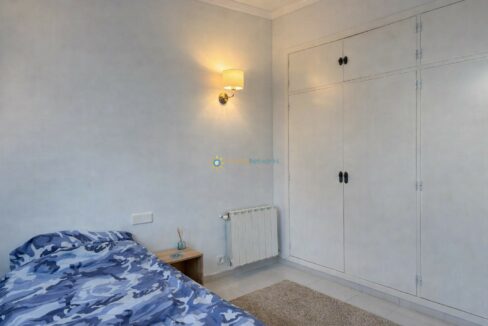 Habitación moderna y luminosa