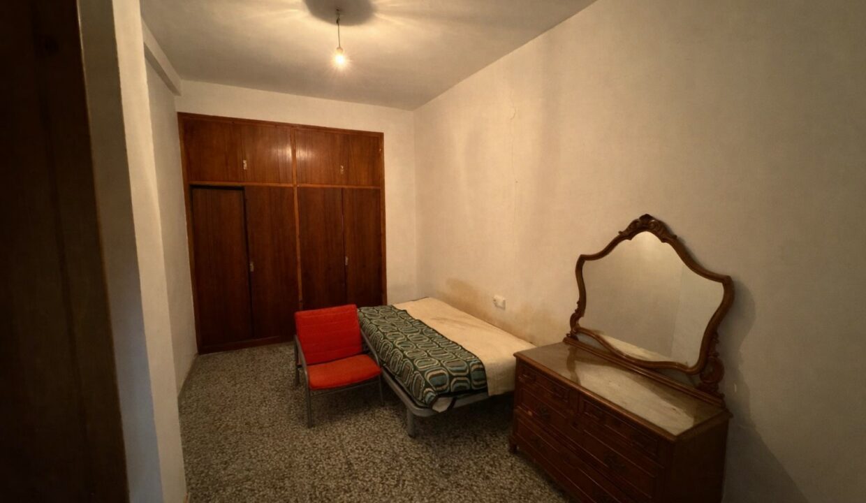 Habitación modesta con muebles sencillos