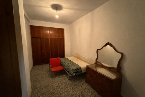 Habitación modesta con muebles sencillos