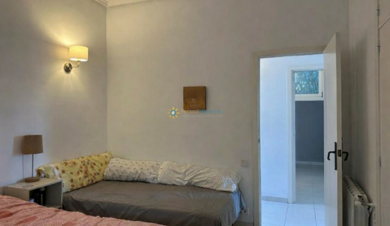 Habitación ordenada con cama y lámpara