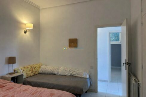 Habitación ordenada con cama y lámpara