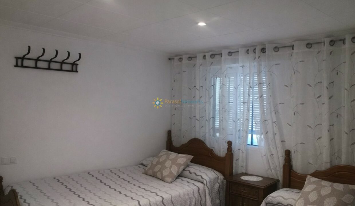 Habitación ordenada con camas gemelas