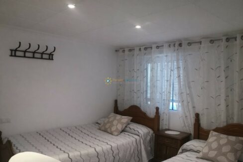 Habitación ordenada con camas gemelas