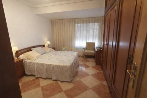 Habitación ordenada con muebles de madera