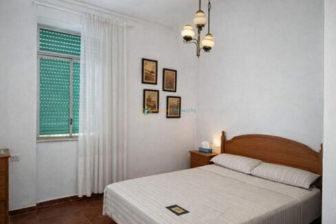 Habitación ordenada con toques vintage