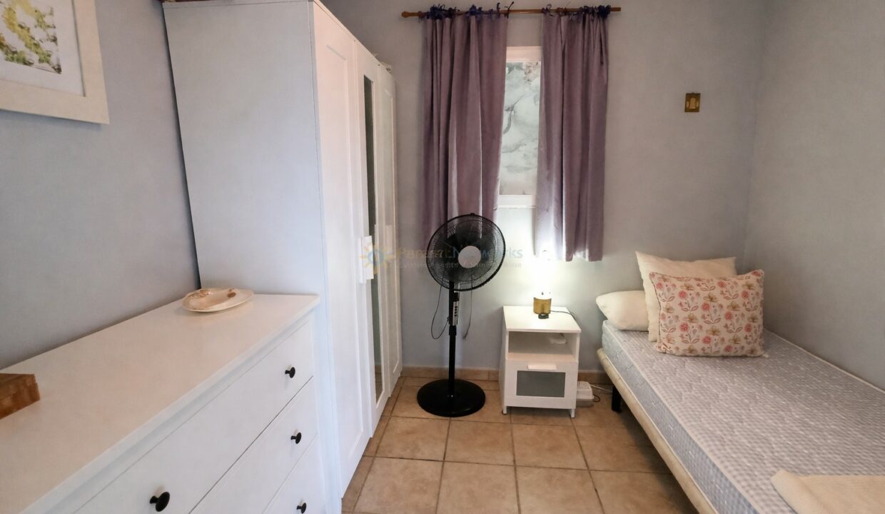 Habitación ordenada y luminosa