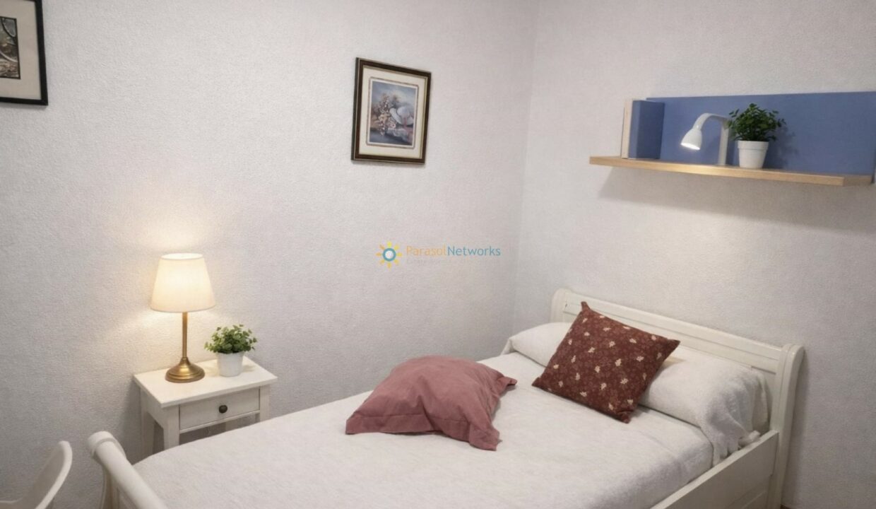 Habitación ordenada y luminosa