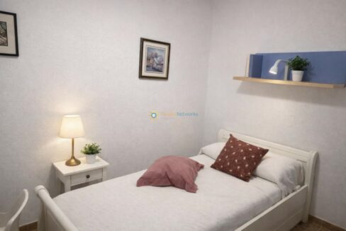 Habitación ordenada y luminosa