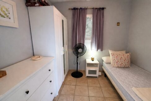 Habitación ordenada y luminosa