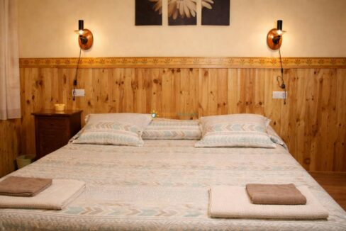 Habitación rústica acogedora y cálida