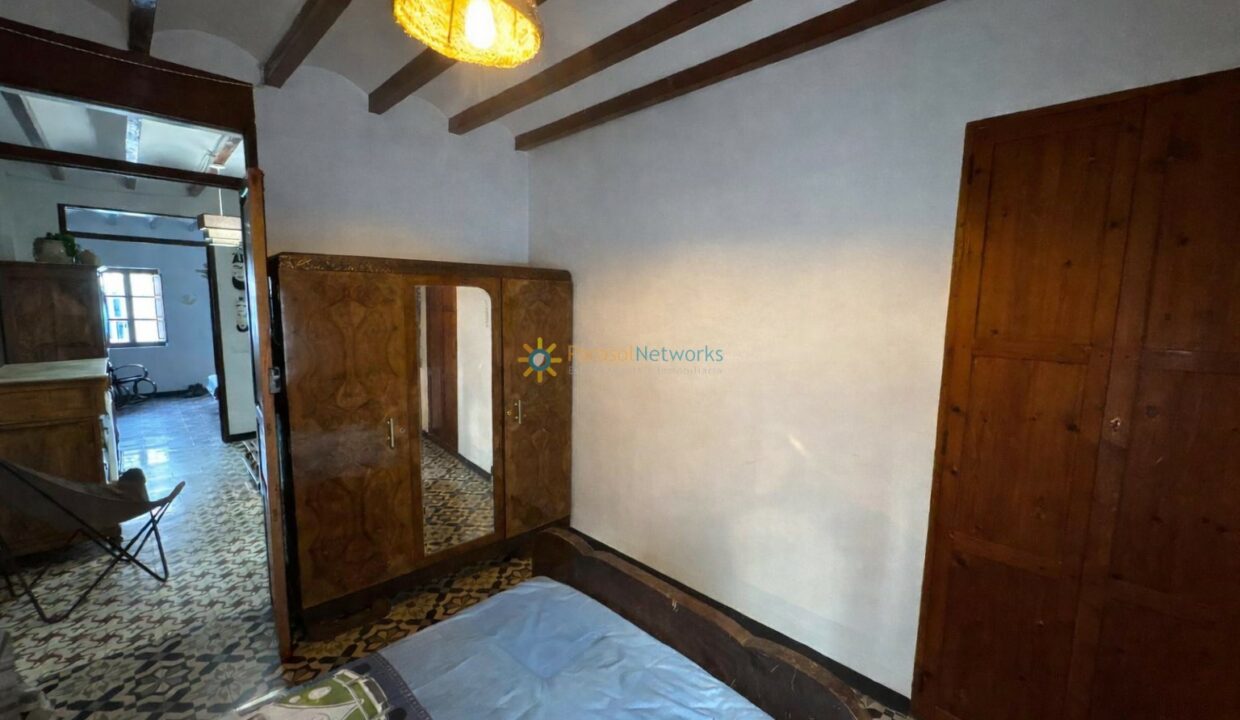 Habitación rústica con cocina visible