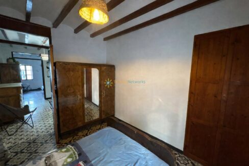 Habitación rústica con cocina visible